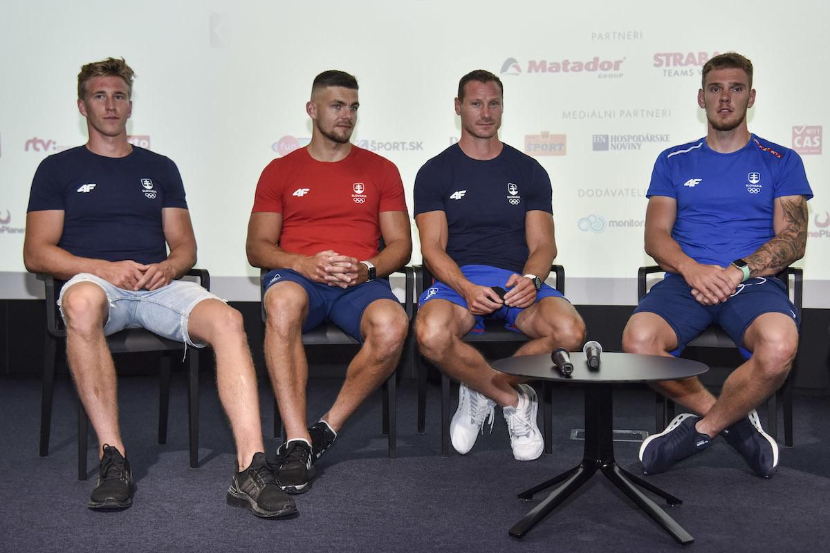 Slovenskí rýchlostní kanoisti zľava Samuel Baláž, Denis Myšák, Erik Vlček a Adam Botek počas tlačovej konferencie po návrate z Olympijských hier v Tokiu.