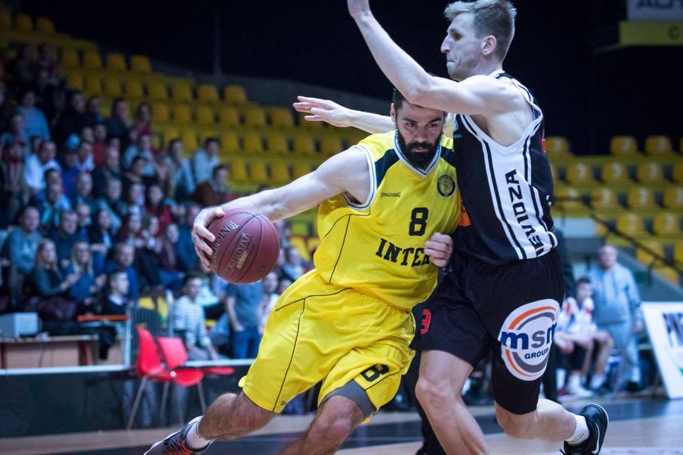 Hráči Nemanja Barač z BK Inter Bratislava a Martin Bílik z BC Prievidza počas Slovenskej basketbalovej ligy (SBL) mužov