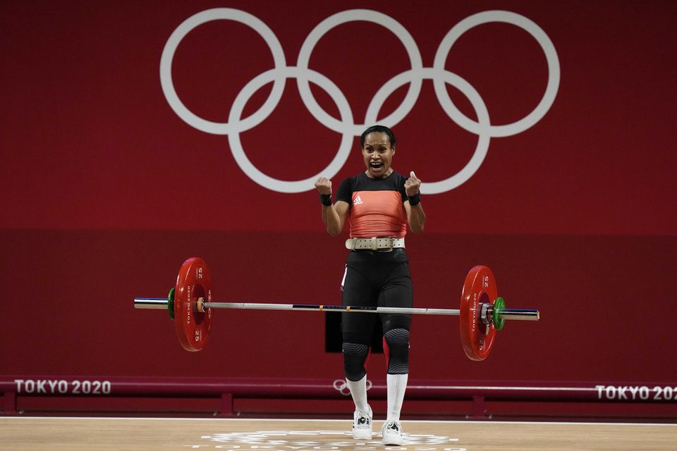 Vzpieračka a vlajkonosička výpravy Papuy-Novej Guiney Loa Diková Touaová sa teší počas pokusu v B-skupine kategórie do 49 kg na OH2020 v Tokiu