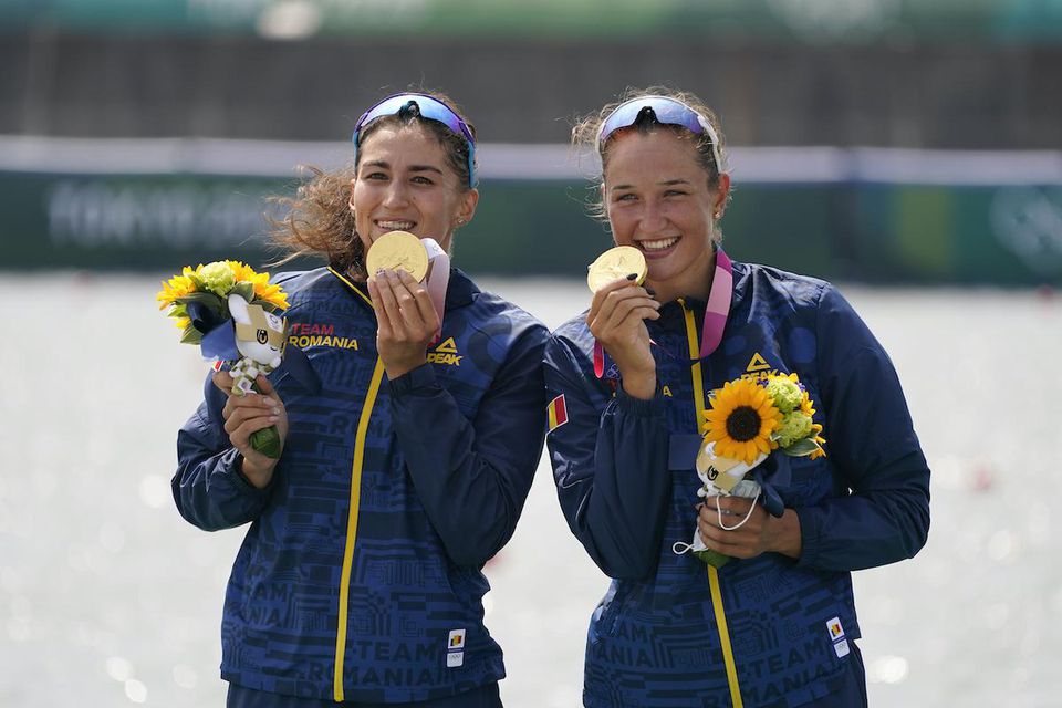 Rumunské veslárky Ancuta Bodnarová a Simona Radisová získali na OH 2020 v Tokiu zlaté medaily v dvojskife žien.