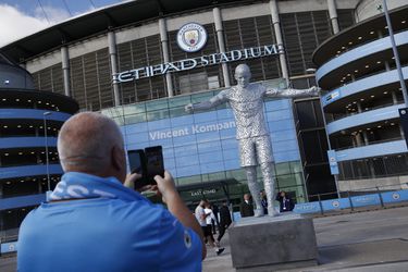 Manchester City odhalil pred štadiónom sochy Kompanyho a Silvu