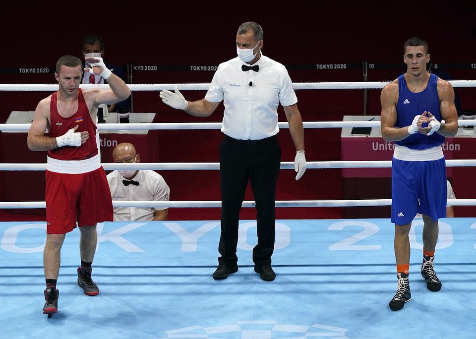 Arménsky boxer Arman Darčiňan a Slovák Andrej Csemez na OH v Tokiu.