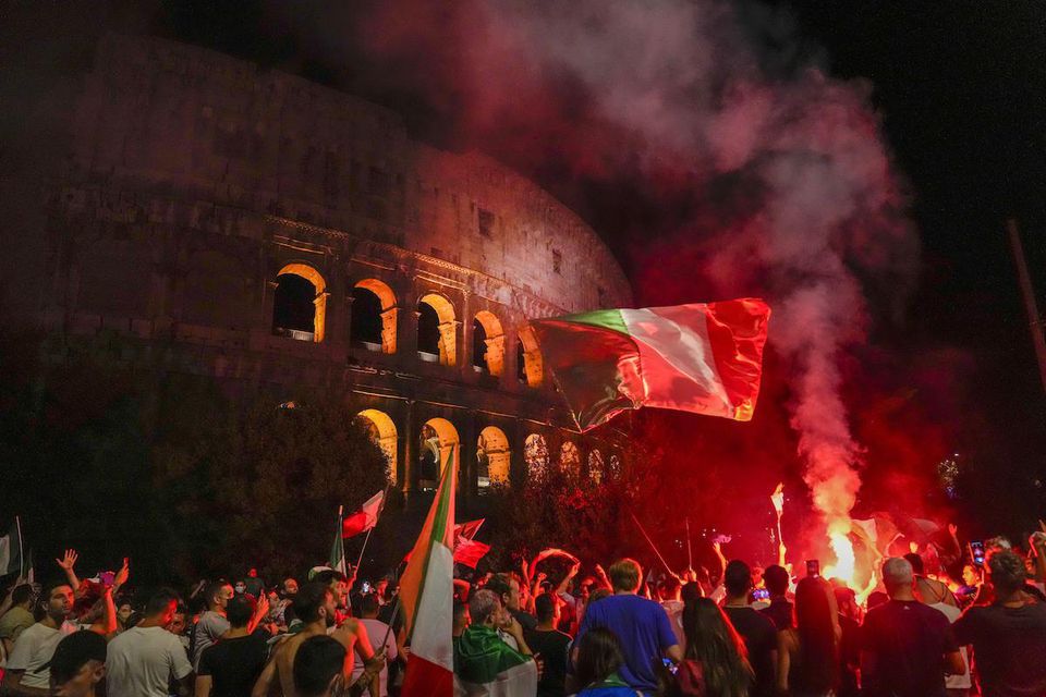 Talianski fanúšikovia sa tešia po výhre talianskej futbalovej reprezentácie.