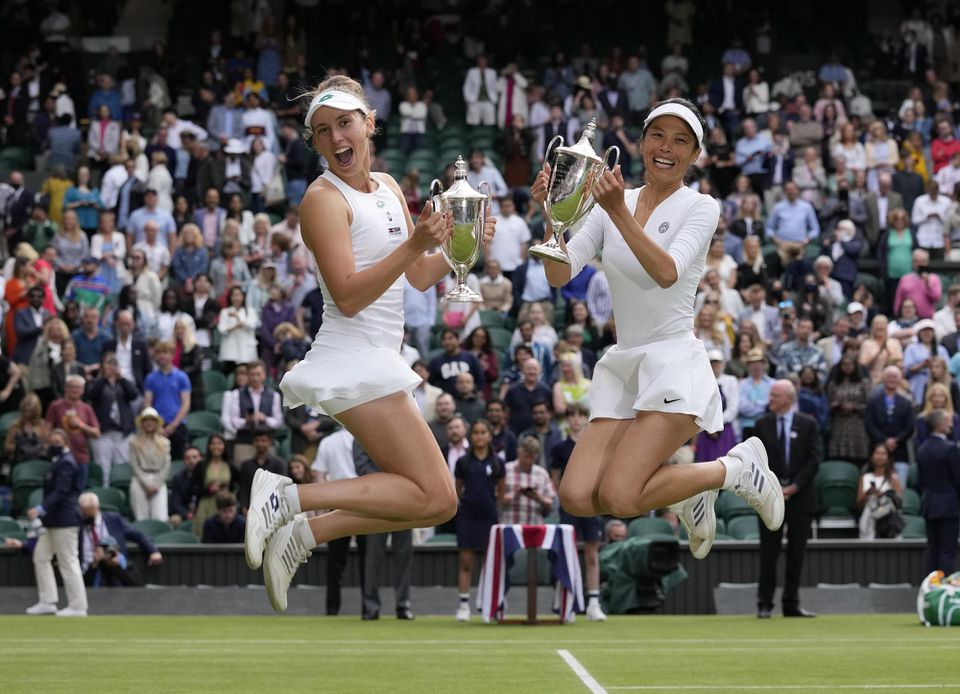 Elise Mertensová a  Su-Wei Hsieh pózujú s trofejami po víťazstve Wimbledonu 2021