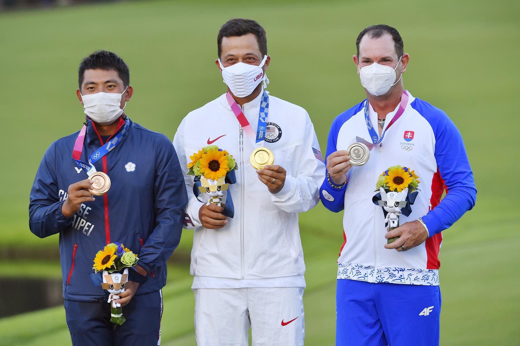 Zľava bronzový Čcheng-cung z Taiwanu, zlatý Američan Xander Schauffele a strieborný Slovák Rory Sabbatini