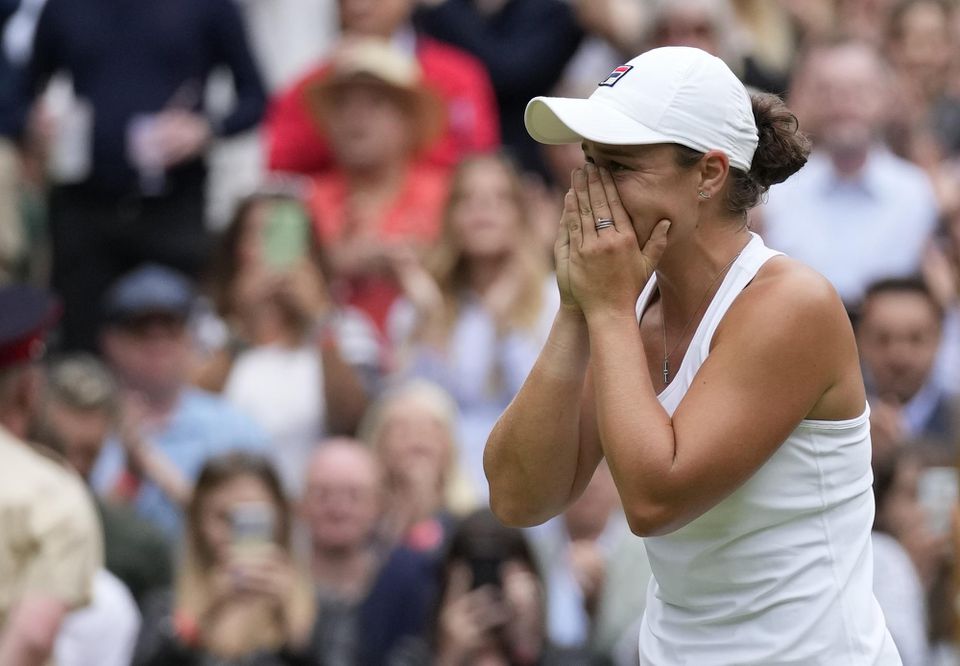 Ashleigh Bartyová reaguje po výhre nad Karolínou Plíškovou na Wimbledone.