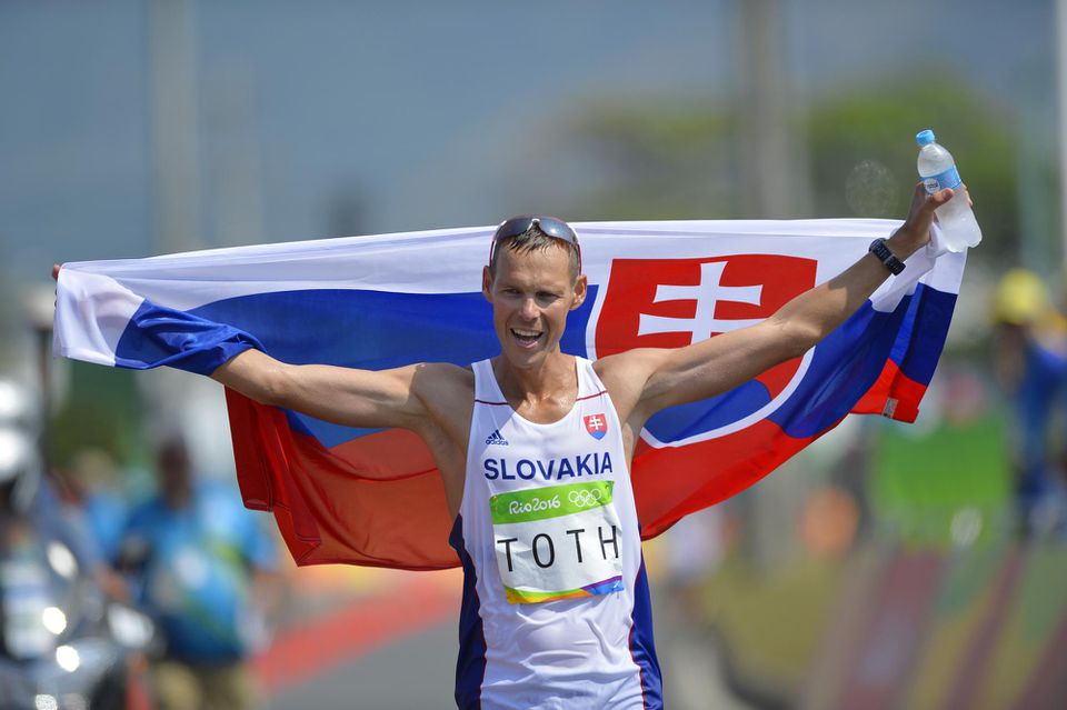 Matej Tóth oslavuje víťazstvo a zisk zlatej olympijskej medaily.