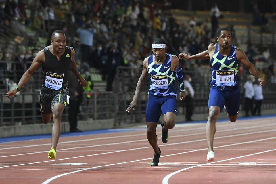 Juhoafrický atlét Akani Simbine (vľavo) sa teší z víťazstva v behu na 100 metrov na podujatí Diamantovej ligy.