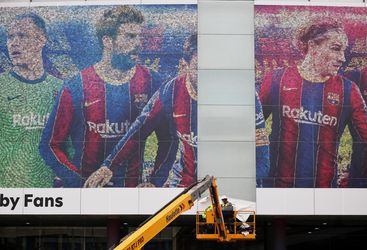 Zábery, ktoré trhajú srdce. Z Camp Nou odstraňujú Lionela Messiho