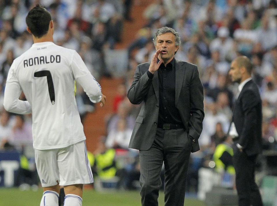 Tréner realu Madrid Portugalčan José Mourinho (uprostred) dáva pokyny svojmu zverencovi Cristianovi Ronaldovi