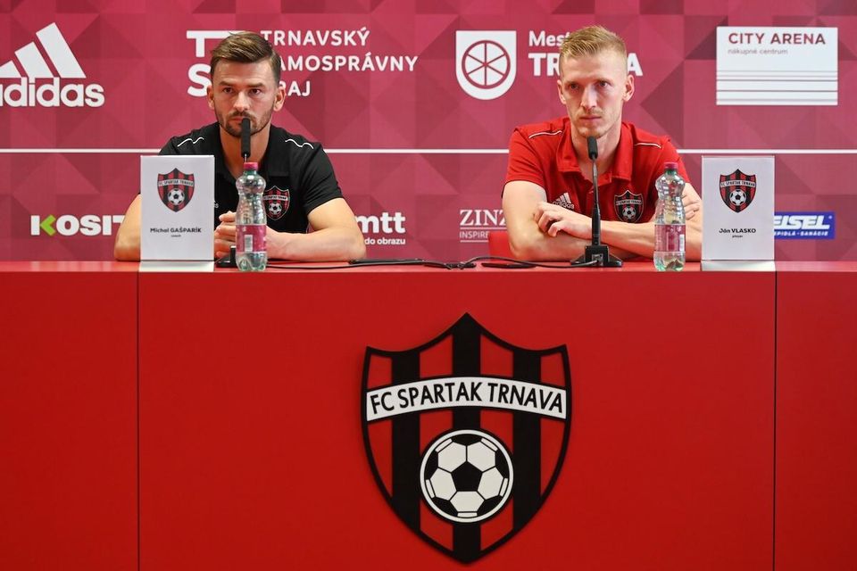 Tréner Trnavy Michal Gašparík a hráč Ján Vlasko.