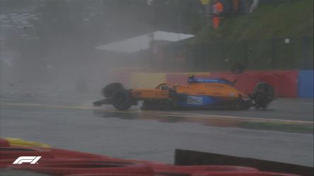 Veľká cena Belgicka: Norris v daždi stratil kontrolu a havaroval, kvalifikáciu prerušili
