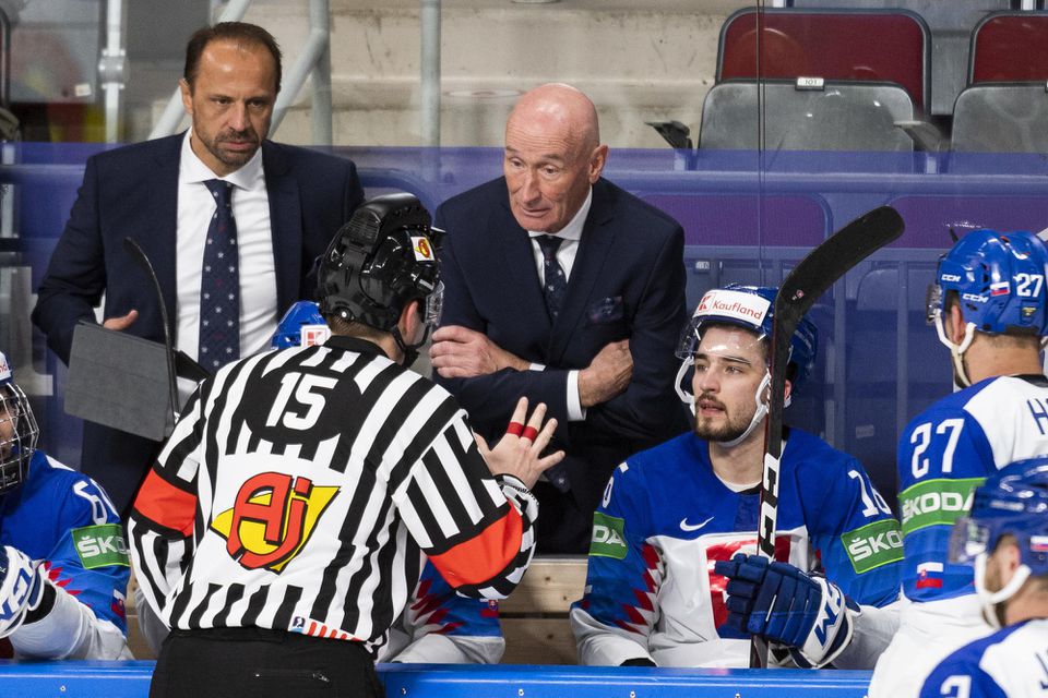 MS v hokeji 2021: USA - Slovensko: hlavný tréner Slovenska Craig Ramsay (uprostred) sa rozpráva s rozhodcom, vľavo v pozadí asistent trénera Ján Pardavý