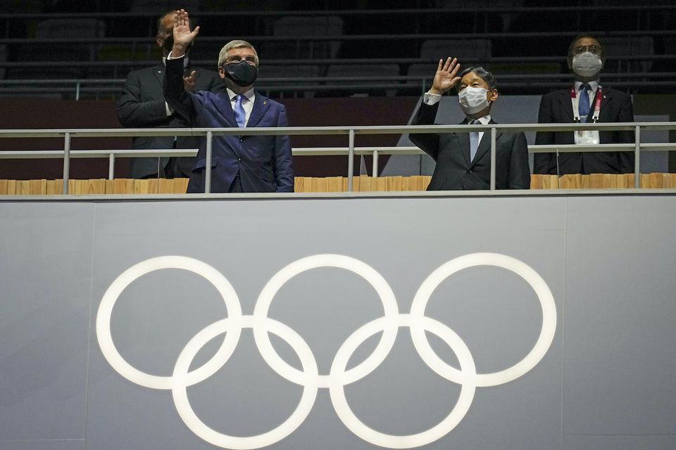 Prezident Medzinárodného olympijského výboru (MOV) Thomas Bach a japonský cisár Naruhito.