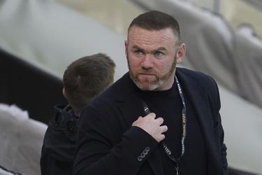 Sporo odeté dámy dostali „unaveného“ Rooneyho do problémov