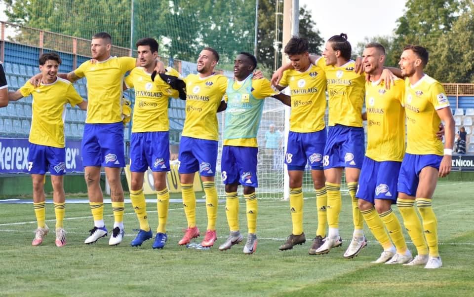 Hráči MFK Zemplín Michalovce oslavujú víťazstvo, Wisdom Kanu uprostred