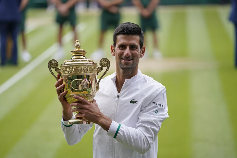 Srbský tenista Novak Djokovič pózuje s trofejou za víťazstvo vo Wimbledone 2021