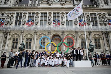 Olympijská vlajka je už vo Francúzsku, starostka Paríža: Je to symbol toho, že hry oficiálne prichádzajú