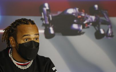Je to neakceptovateľné a zbabelé, Hamilton a Vettel kritizujú maďarský zákon
