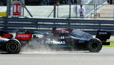 Veľká cena Veľkej Británie: Víťazom Hamilton, preteky poznačil incident s Verstappenom