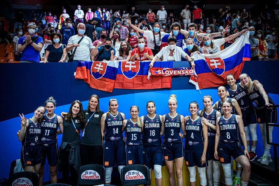 slovenské basketbalistky pózujú v zápase základnej A-skupiny Španielsko - Slovensko na ME