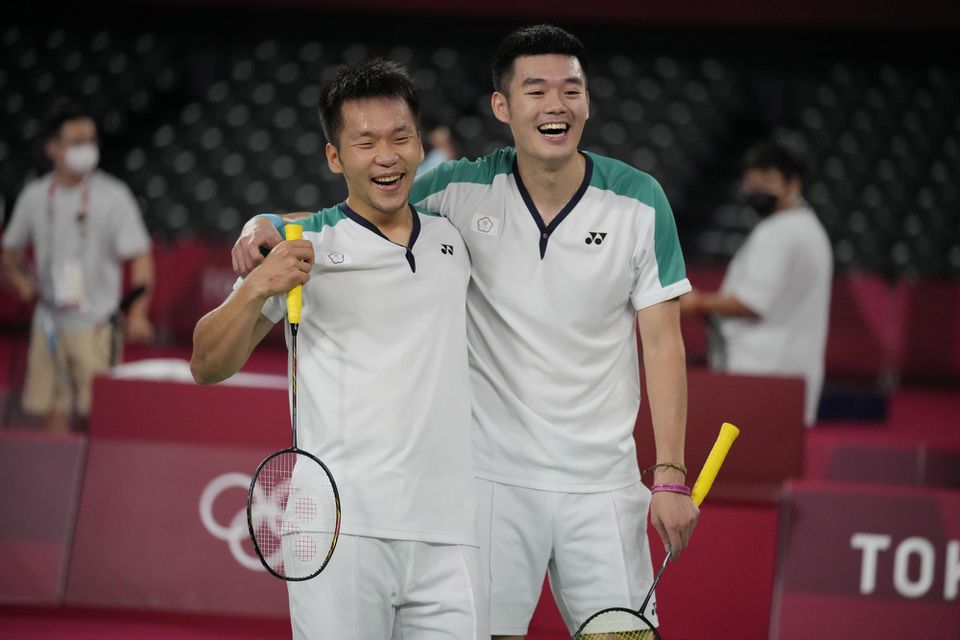 Bedmintonisti Wang Chi-Lin a Lee Yang z Taiwanu sa tešia po zisku zlatej medaily vo štvorhre mužov na OH v Tokiu