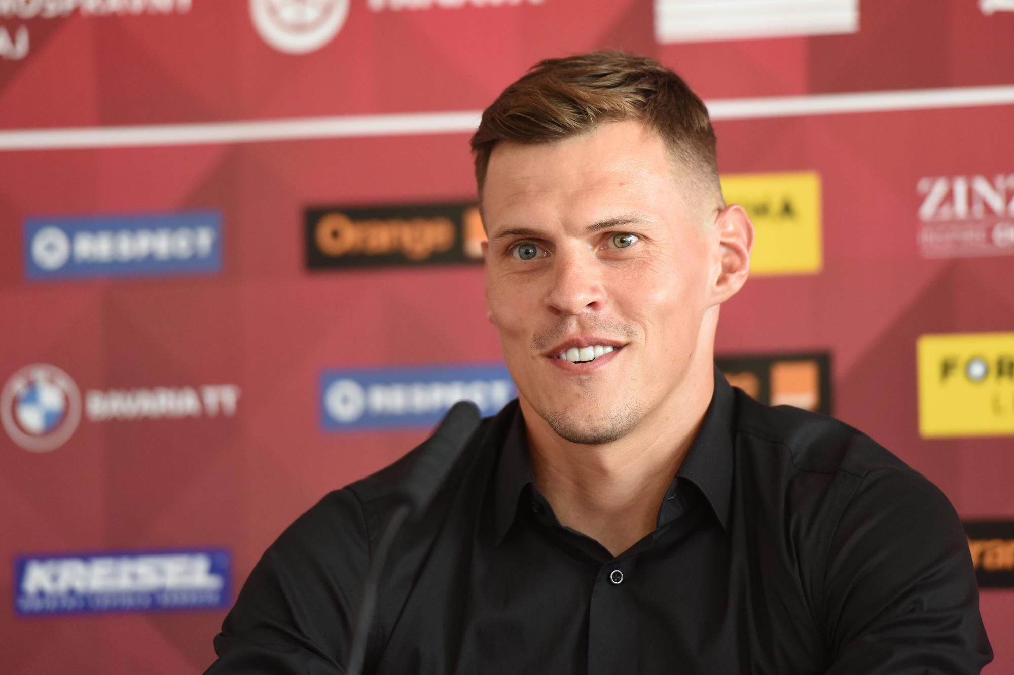 Martin Škrtel počas tlačovej konferencie po podpise zmluvy s Trnavou