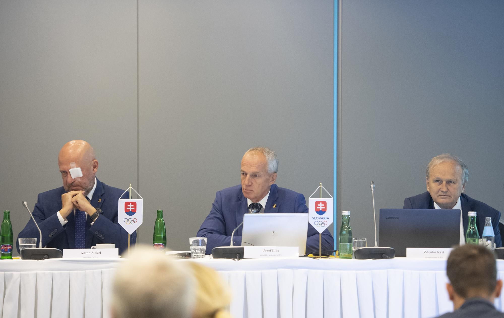 Zľava prezident SOŠV Anton Siekel, generálny sekretár SOŠV Jozef Liba a viceprezident SOŠV pre olympizmus Zdenko Kríž.