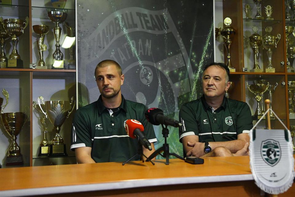 Tréner Slavko Goluža a vľavo generálny manažér Miroslav Benický.