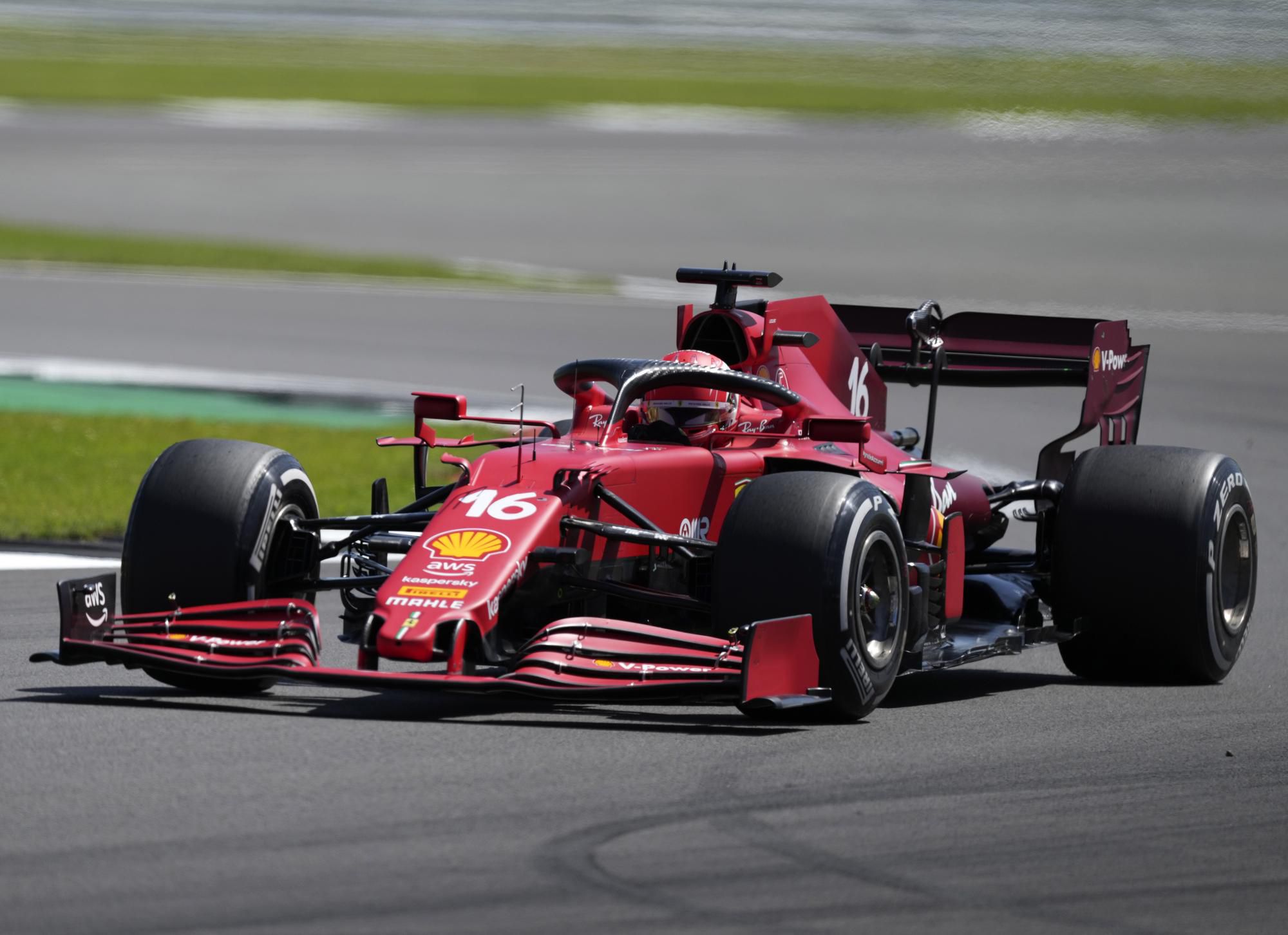 Monacký pilot Charles Leclerc na Ferrari.