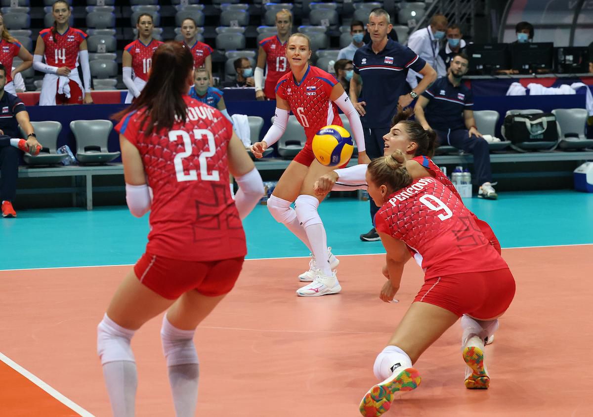 Slovenské hráčky (v červenom) zľava  Mária Žernovičová, Jaroslava Pencová a Karin Palgutová.