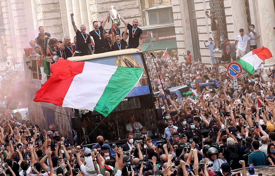 Talianski futbalisti oslavujú zisk trofeje pre majstrov Európy s fanúšikmi v uliciach Ríma.