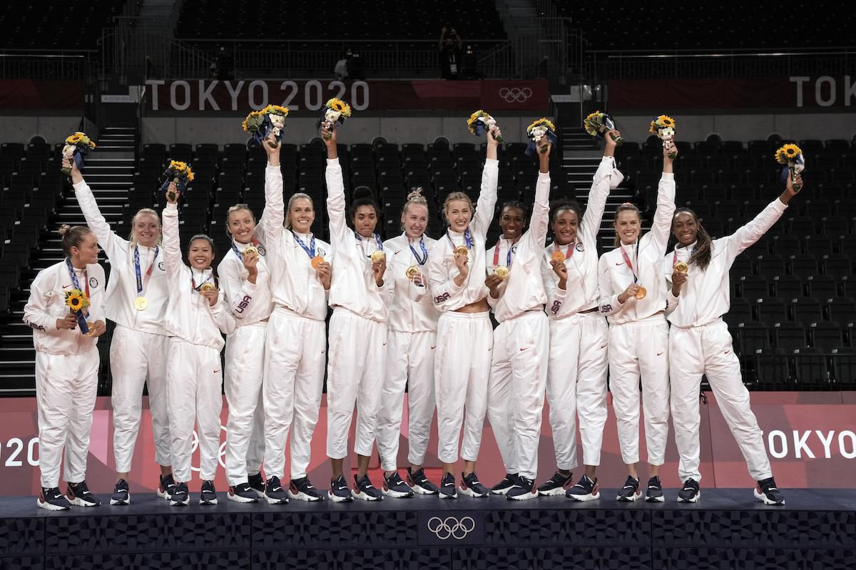 Americké volejbalistky sa tešia zo zisku zlatej medaily po víťazstve nad Brazíliou na OH2020 v Tokiu