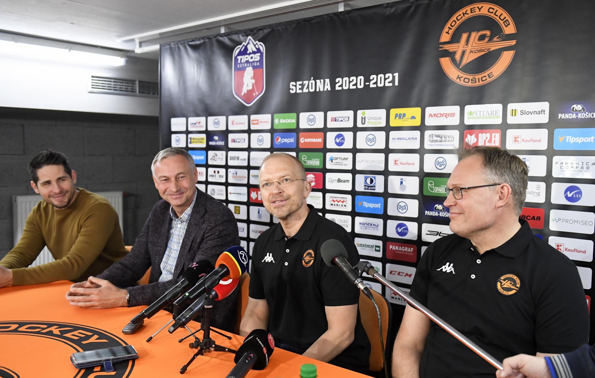 zľava športový manažér HC Košice Gabriel Spilar, prezident HC Košice Július Lang, hlavný tréner HC Košice Kalle Kaskinen a asistent trénera HC Košice Timo Saarikoski