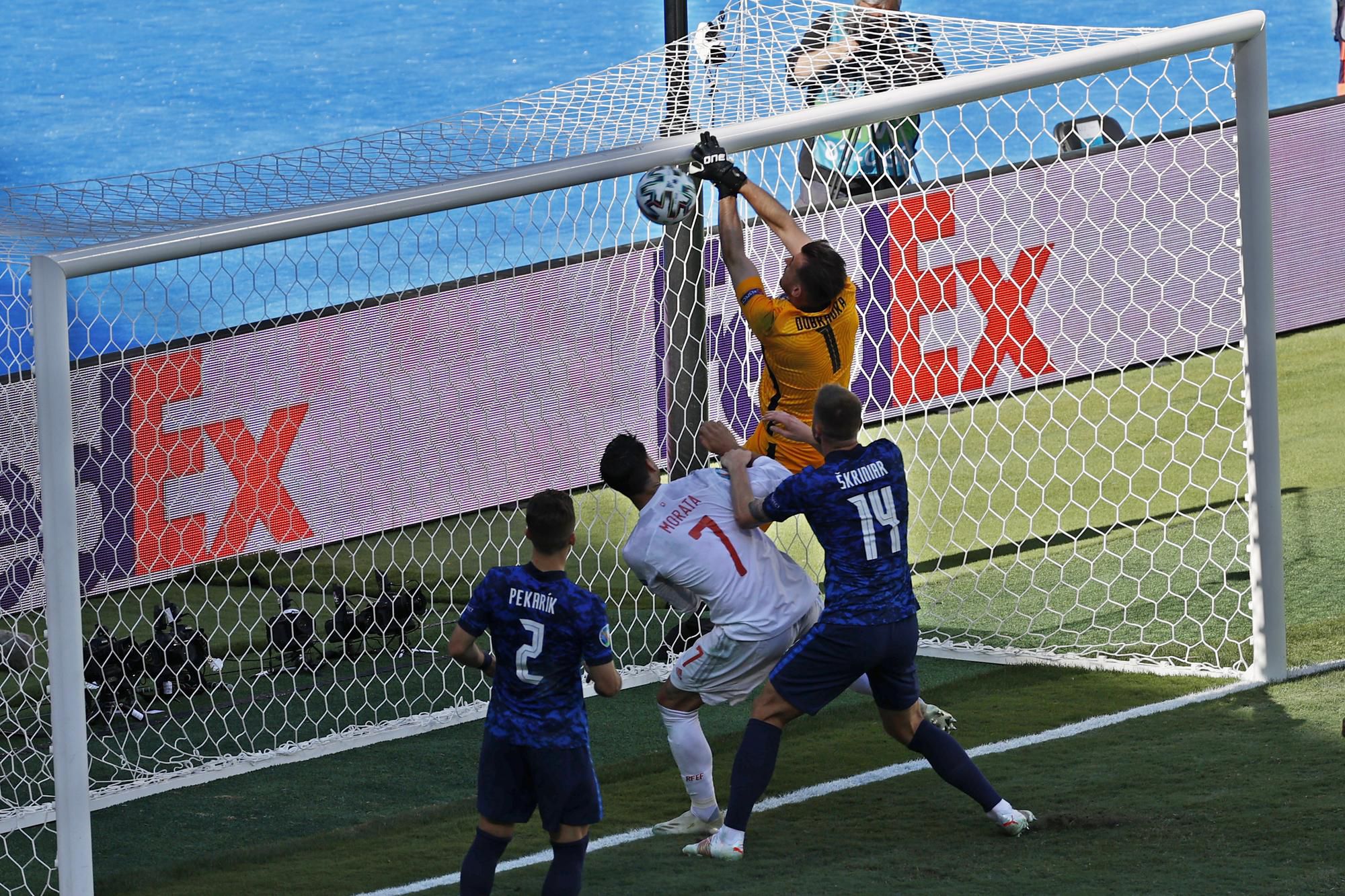 Martin Dúbravka si dáva vlastný gól v zápase Španielsko - Slovensko