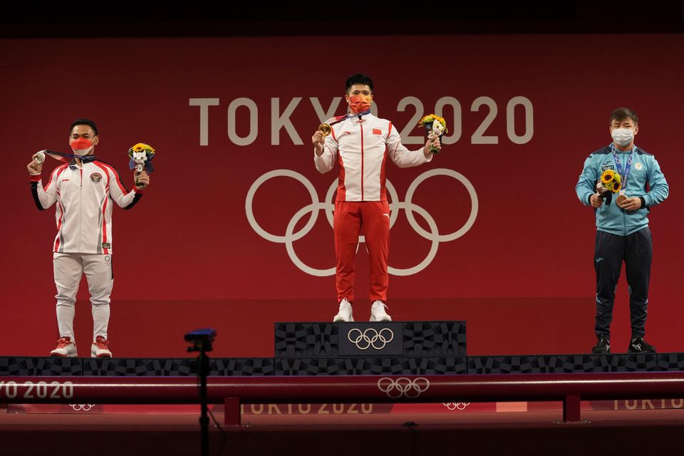 Čínsky vzpierač Li Fa-pin získal v Tokiu zlatú olympijskú medailu v hmotnostnej kategórii do 61 kg