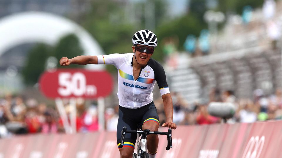 Ekvádorsky cyklista Richard Carapaz získal zlatú medailu v cestných pretekoch jednotlivcov s hromadným štartom na OH v Tokiu 2020