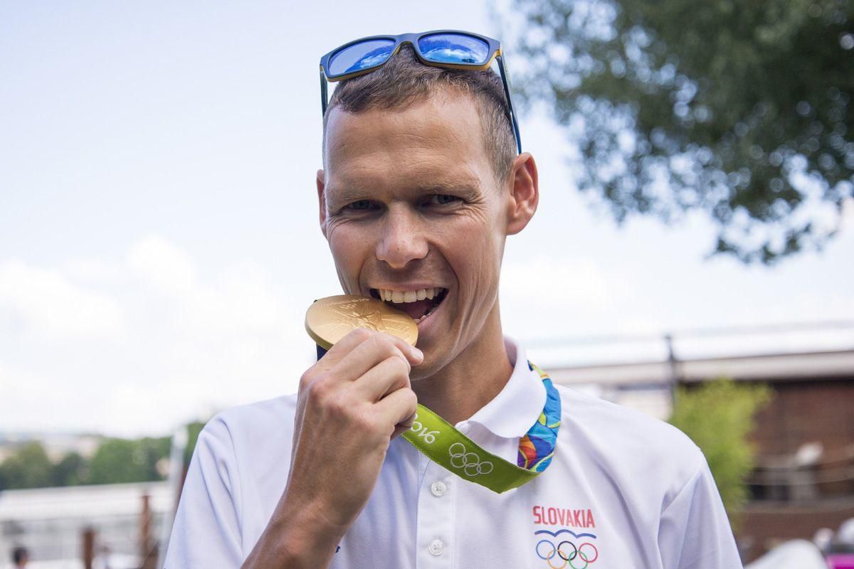 Matej Tóth so zlatou medailou, ktorú vyhral na olympijskych hrách v Rio de Janiero v roku 2016