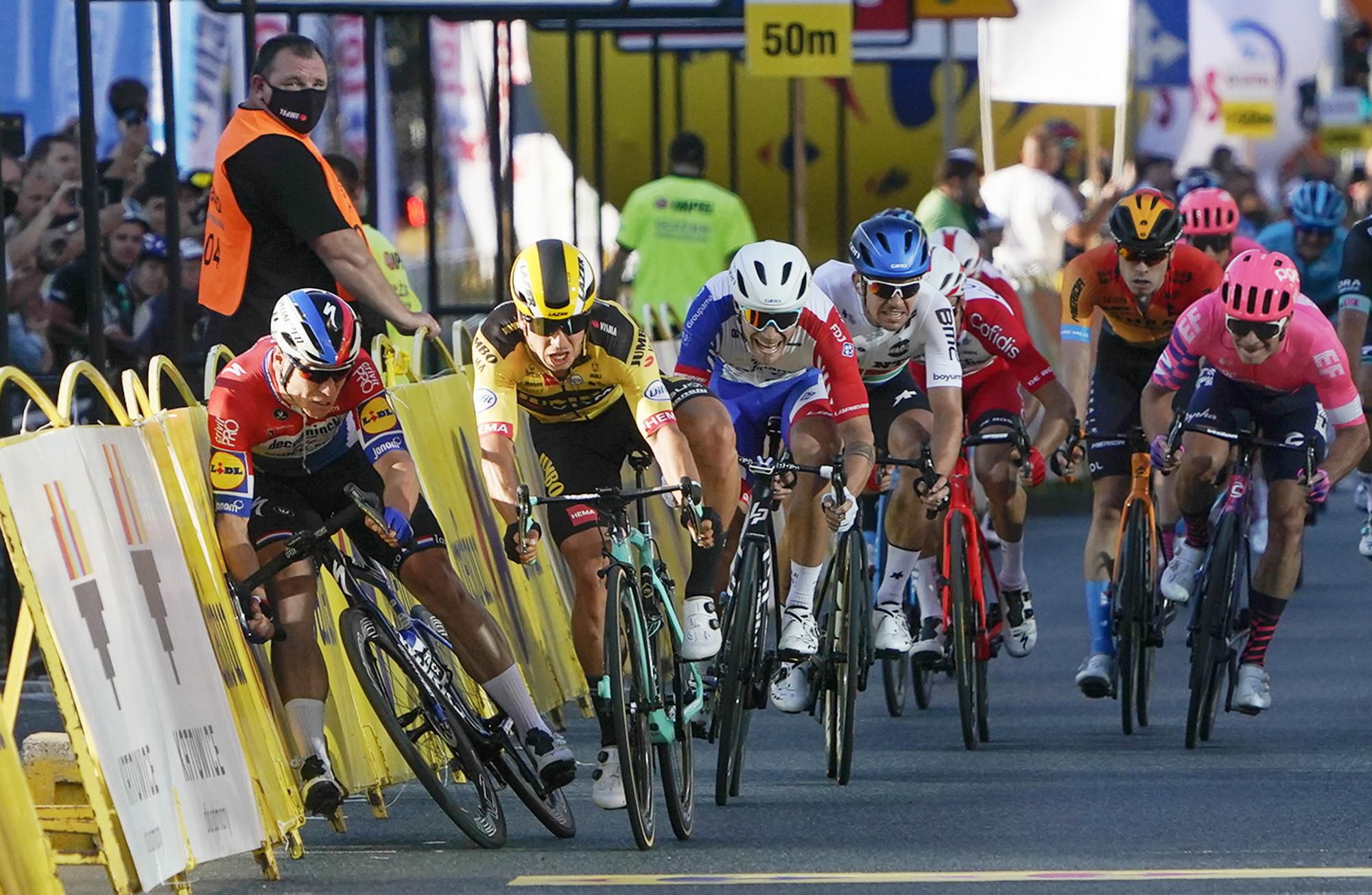 Holandský cyklista Fabio Jakobsen (vľavo) naráža do bariér po kolízii s krajanom Dylanom  Groenewegenom.