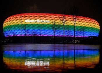 EURO 2020: UEFA vysvetlila zamietavé stanovisko k osvetleniu Allianz Arény