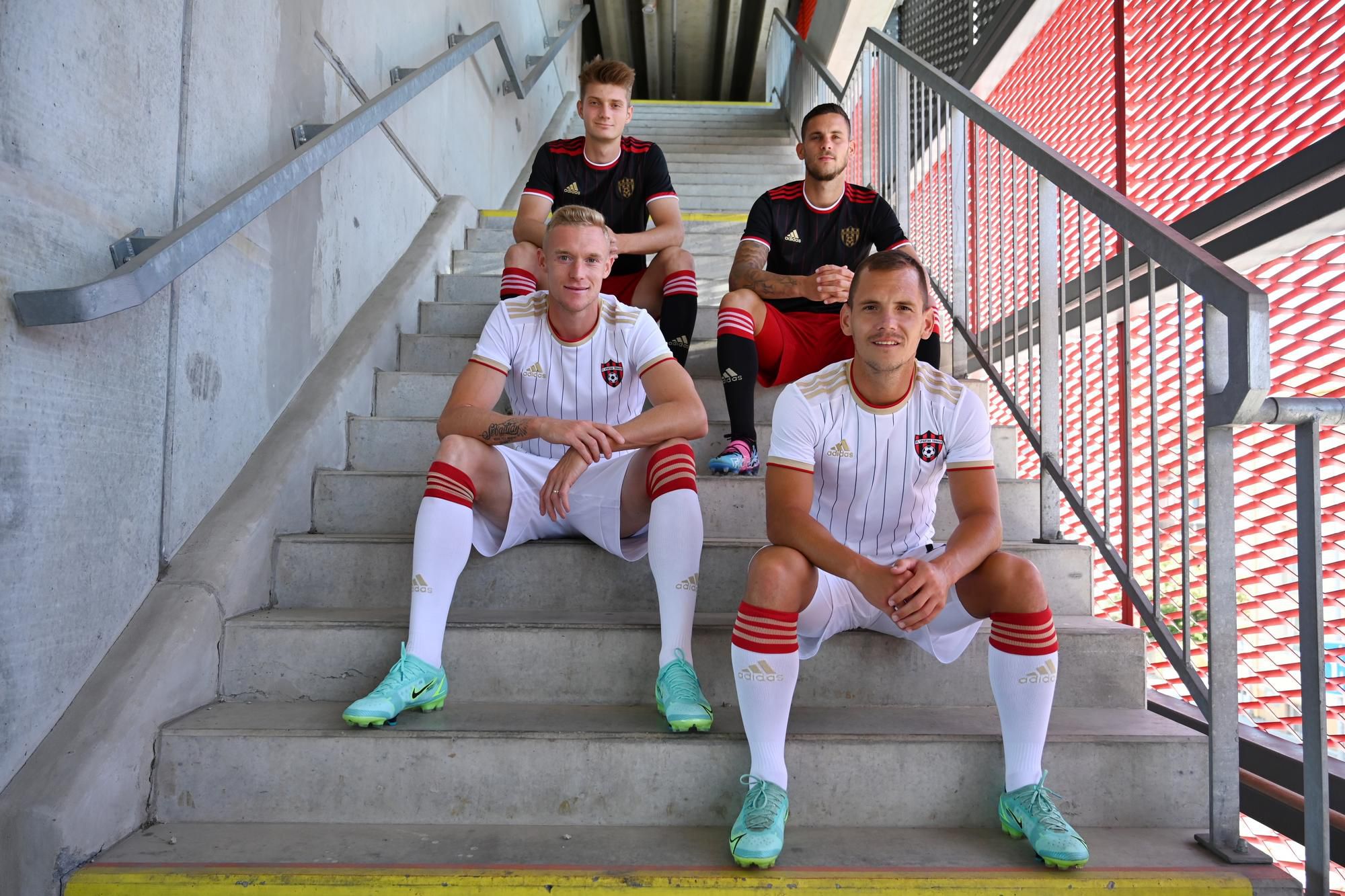 Zľava dole hráči FC Spartak Trnava Roman Procházka, Martin Mikovič a zľava hore Sebastián Kóša a Kristián Koštrna pózujú v nových dresoch.