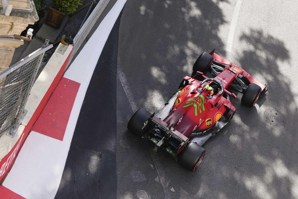 Španielsky pilot Carlos Sainz na Ferrari.