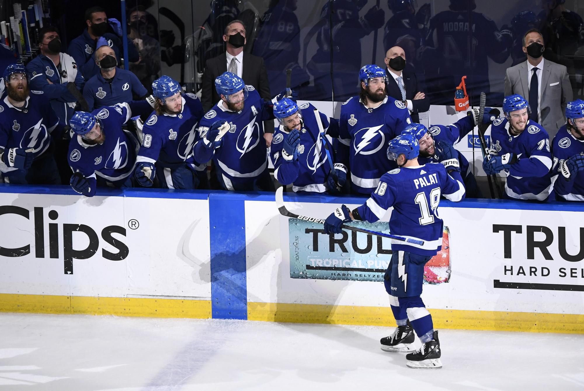 Finále play-off: Tampa Bay Lightning - Montreal Canadiens.
