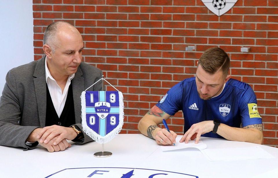 Martin Peško a Erik Jendrišek pri podpise zmluvy v FC Nitra