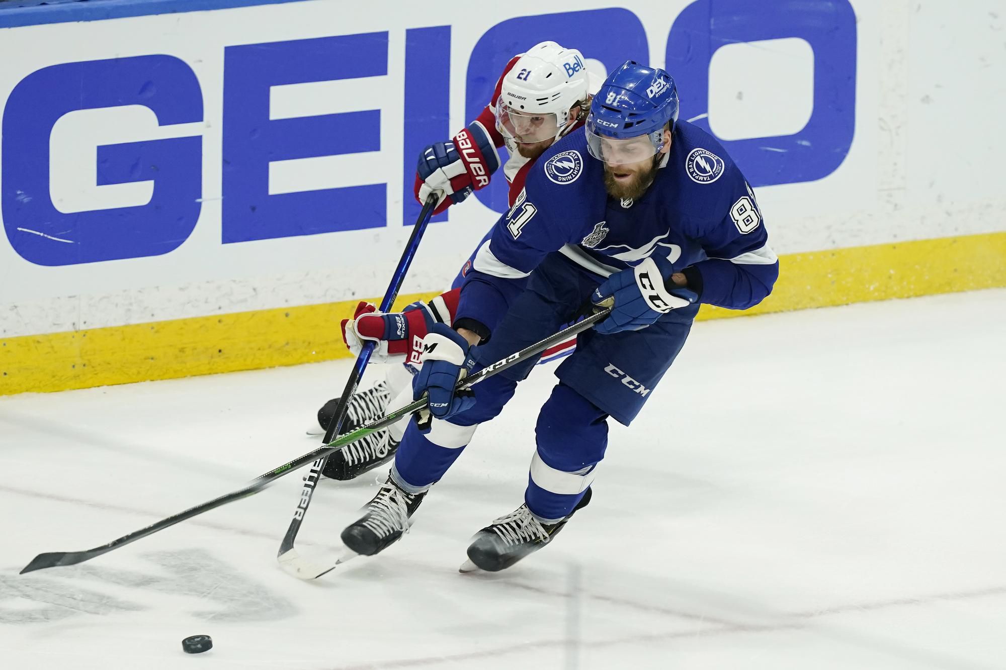 Erik Černák (TBL) a Eric Staal (Montreal).