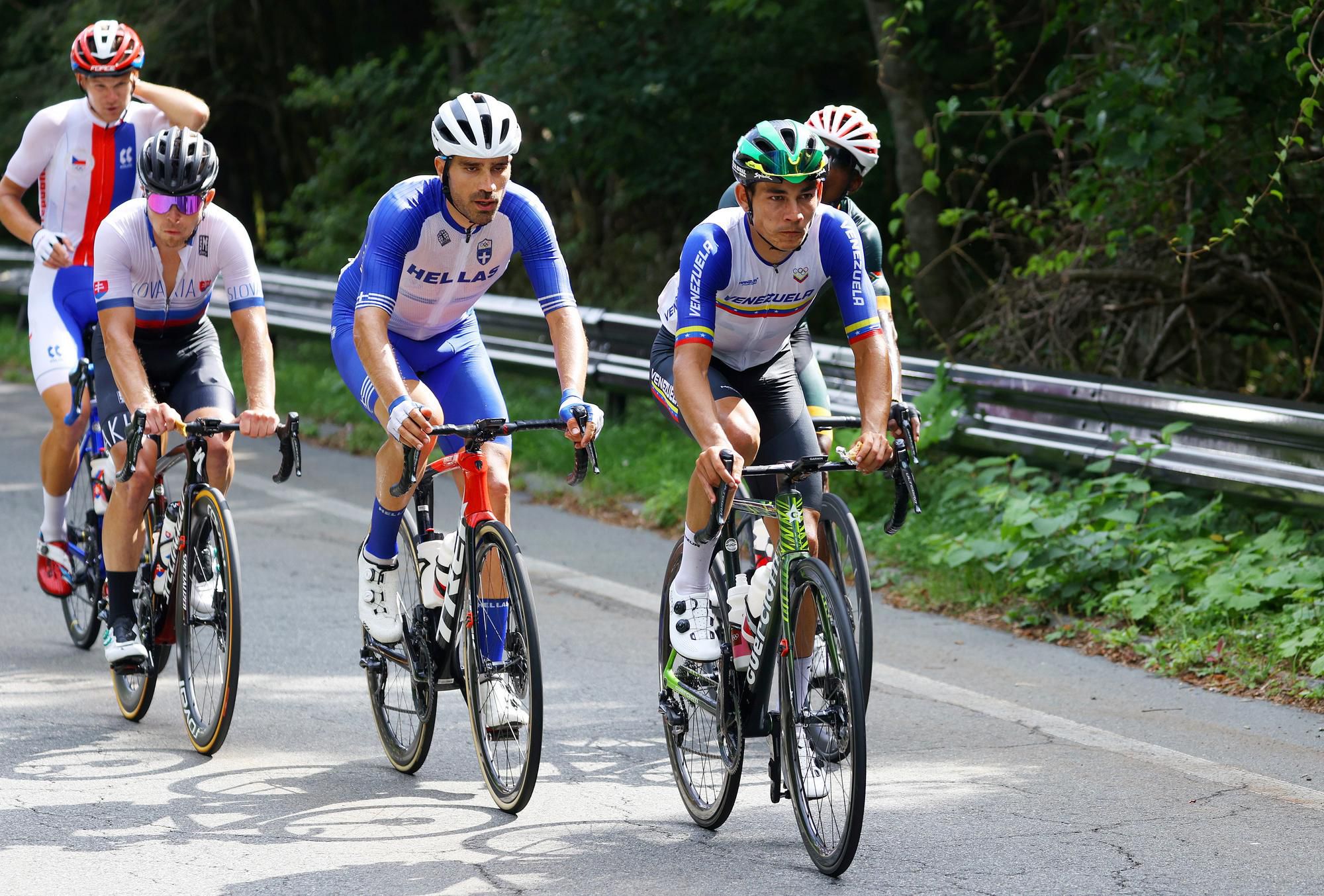 Tokio 2020: Juraj Sagan (vľavo) v úniku počas pretekov cestnej cyklistiky s hromadným štartom