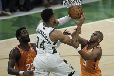 NBA: Finále sa dramatizuje. Milwaukee vyrovnalo sériu s Phoenixom
