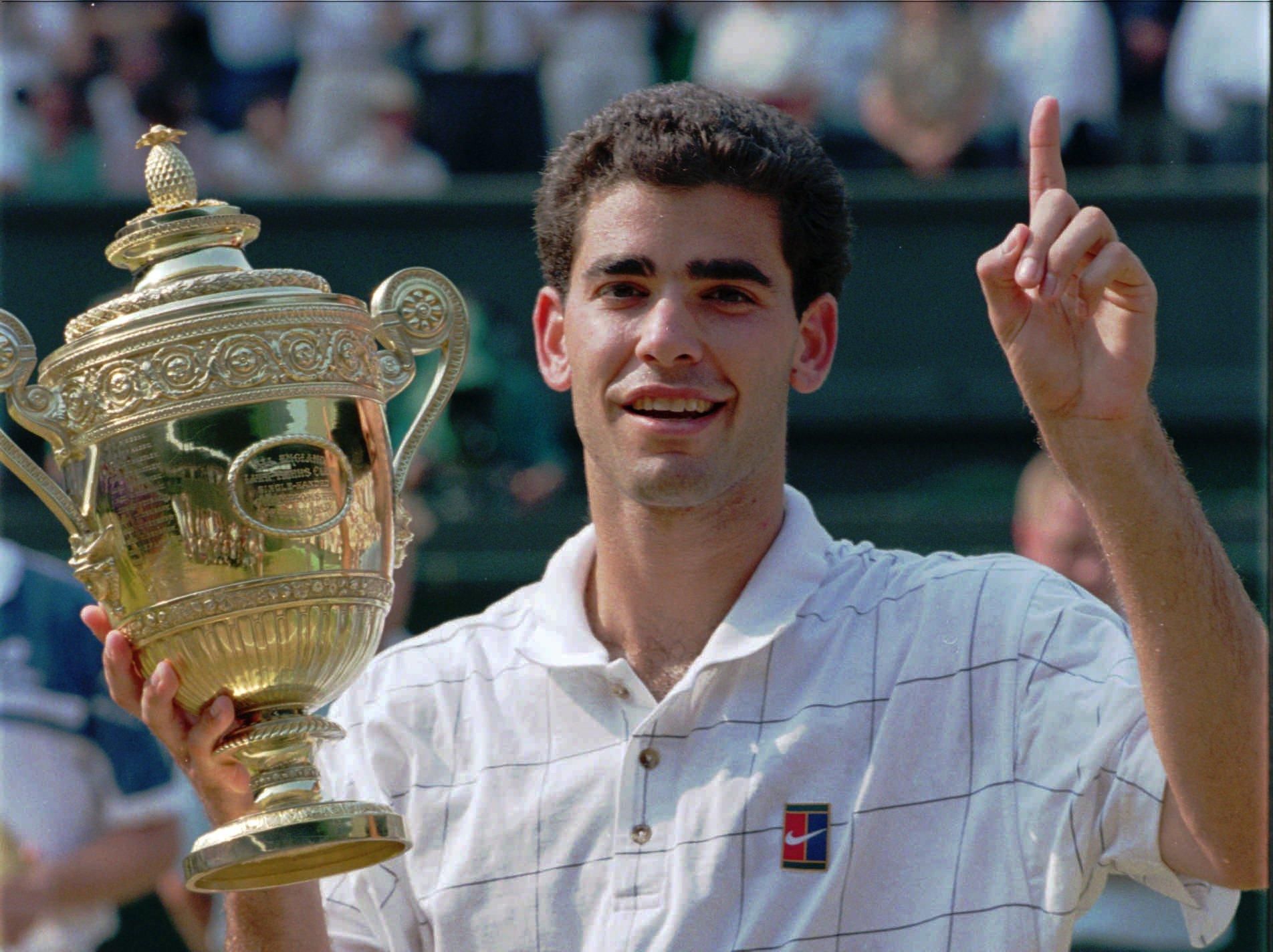Na archívnej  snímke z 9. júla 1995 Pete Sampras drží víťaznú trofej na tenisovom turnaji vo Wimbledone.