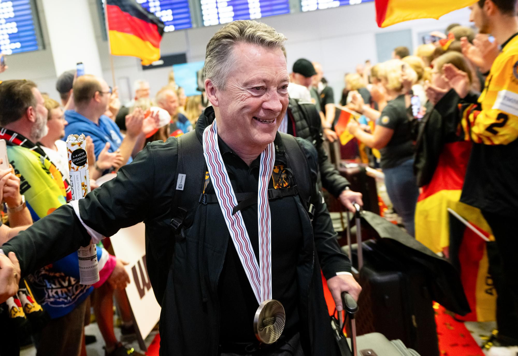 Tréner Nemcov Harold Kreis si užíva ovácie fanúšikov po včerajšom prílete do Mníchova