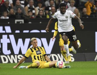 Eintracht Frankfurt využil opciu na kúpu talentovaného stredopoliara z PSG